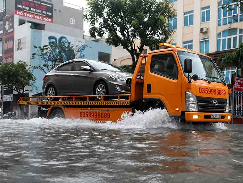 Chở xe ô tô về gara tại TPHCM